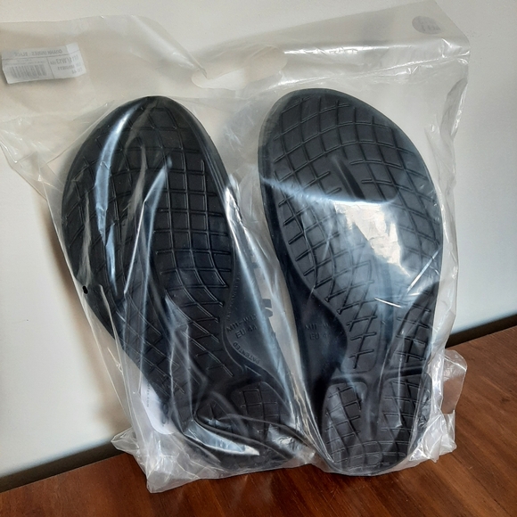 Oofos Ooah Recovery Slides - Picture 2 of 3